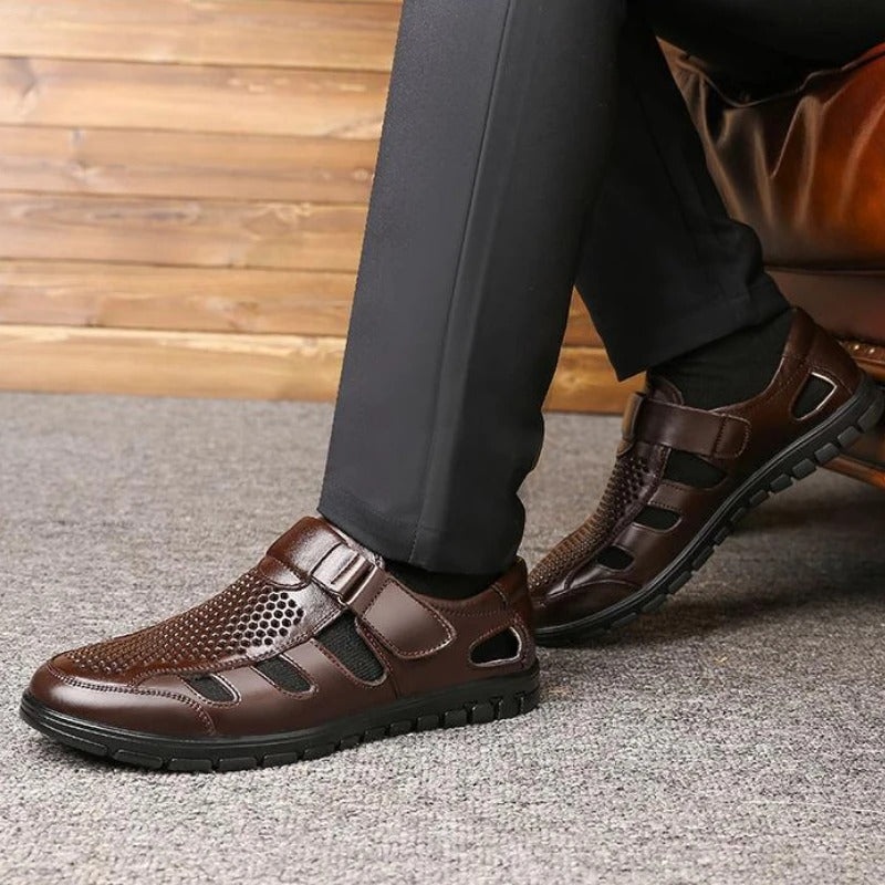 Steven - Sandaler med lukket tå med justerbar stropp og perforert overdel