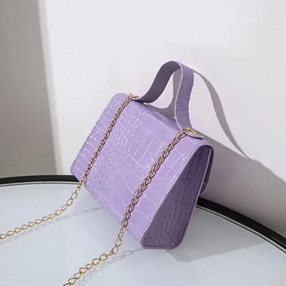 Sophie - stilig crossbody-veske med gullkjederem og stilfull klaff foran