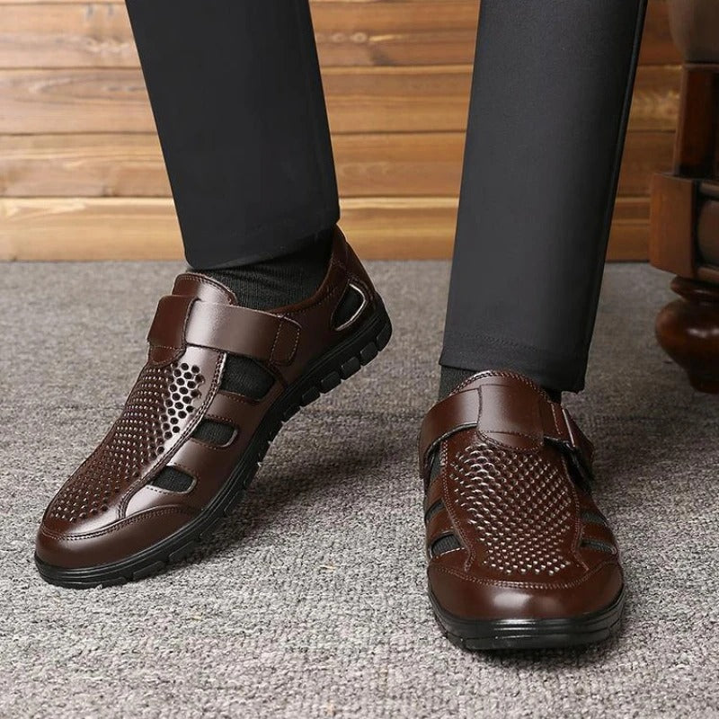 Steven - Sandaler med lukket tå med justerbar stropp og perforert overdel