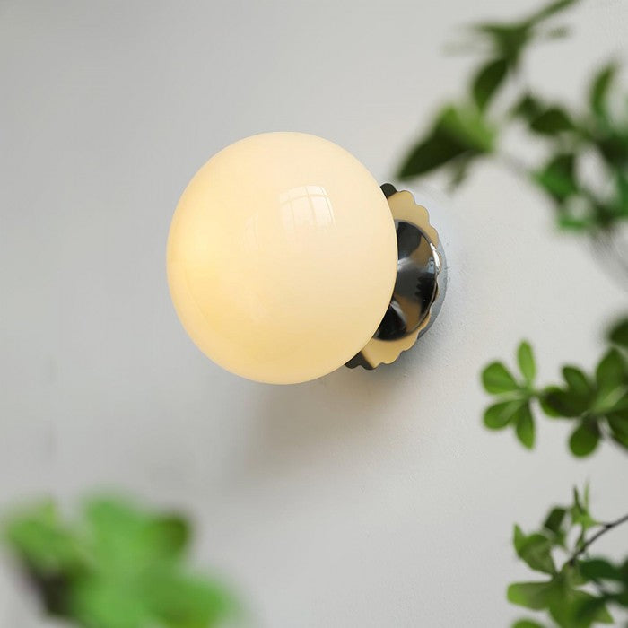 EchoLume - Elegant Glasskule Vegglampe for Stilfulle Innendørsrom