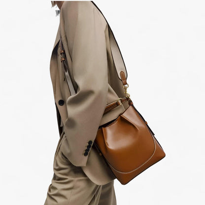 Mila - pålitelig skulderveske med bred stropp og stor kapasitet