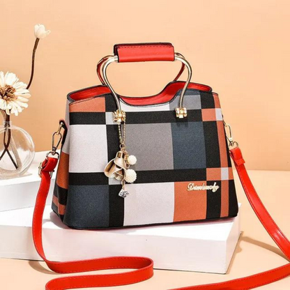 Livia - Chic rutete veske med dekorativ sjarm