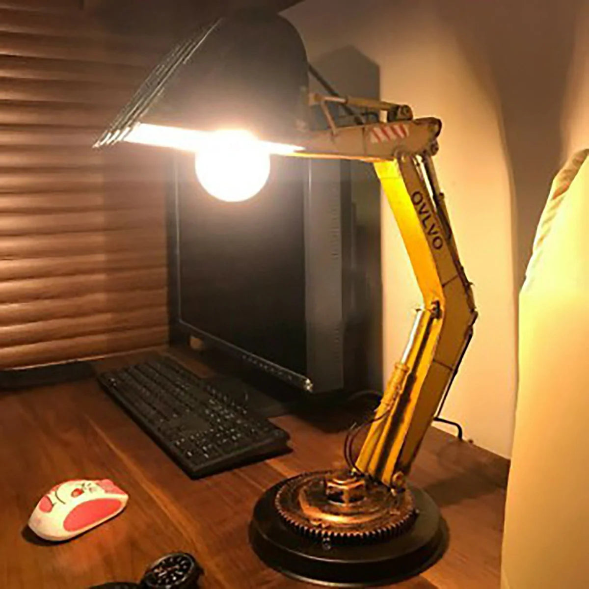 TechTonic - Gravemaskin inspirert skrivebordslampe med justerbar belysning