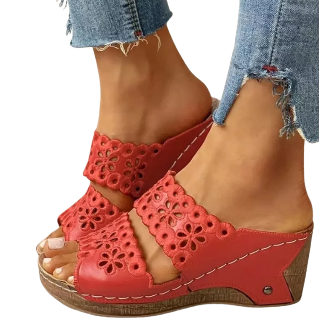 Selena - Trendy kilehælsandal med åpen tå og blomsterdetaljer