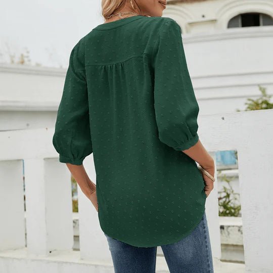 Linde - Trendy bluse med sveitsiske prikker og elegant V-hals