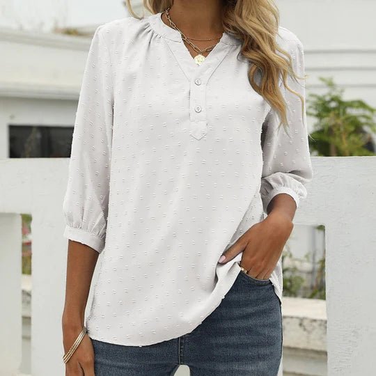 Linde - Trendy bluse med sveitsiske prikker og elegant V-hals