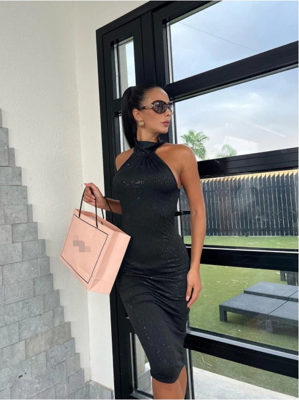 Olivia - Bodycon Festkjole med Skimrende Design og Høy Hals