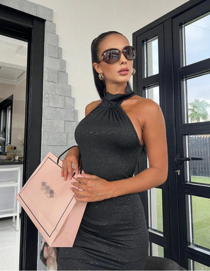 Olivia - Bodycon Festkjole med Skimrende Design og Høy Hals