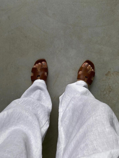 Isla - Stilige sandaler med bred rem og geometriske utskjæringer