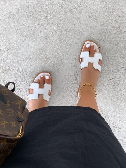 Isla - Stilige sandaler med bred rem og geometriske utskjæringer