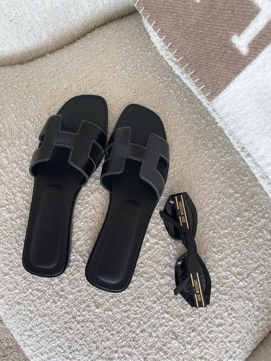 Isla - Stilige sandaler med bred rem og geometriske utskjæringer
