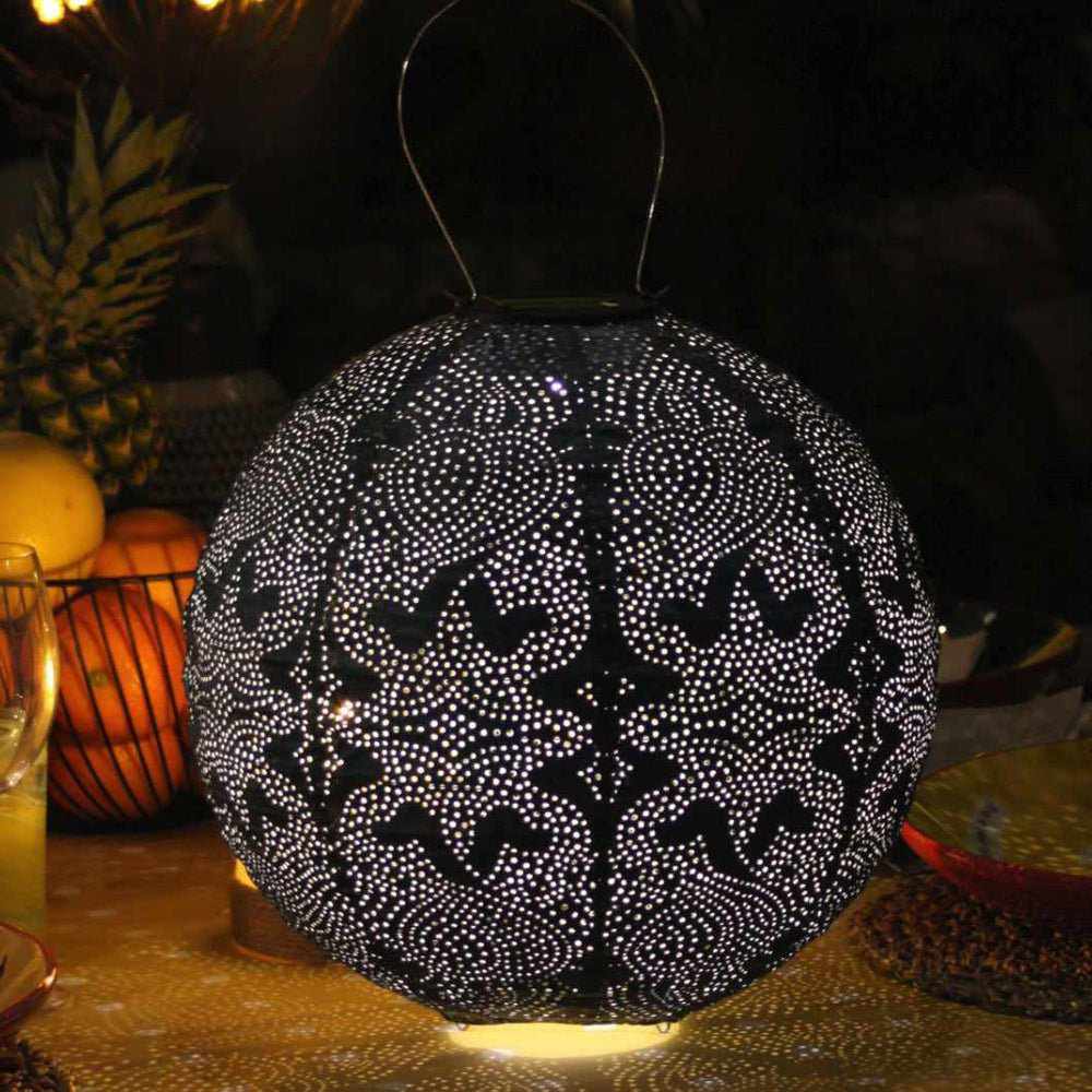 GlobeGlow - Solcellelykt med håndstanset Marrakech design