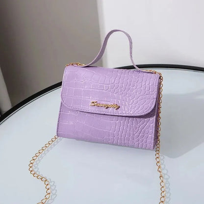 Sophie - stilig crossbody-veske med gullkjederem og stilfull klaff foran