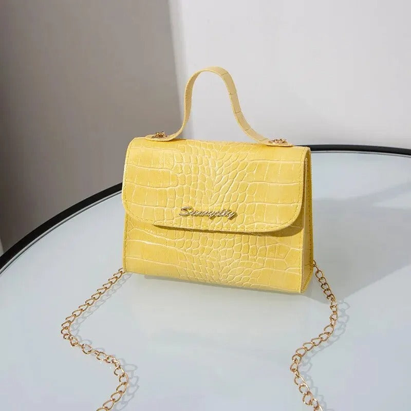Sophie - stilig crossbody-veske med gullkjederem og stilfull klaff foran