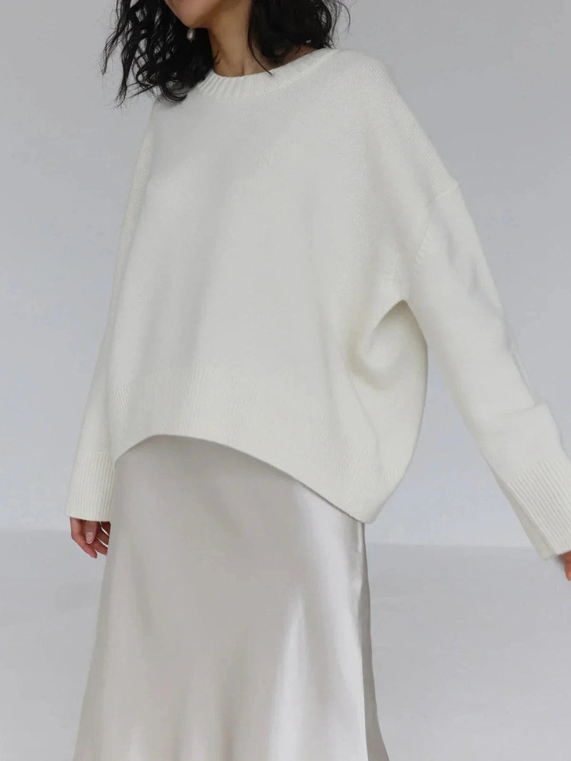 Alice – Klassisk Flowy Bluse med Rund Hals og Ribbestrikkede Mansjetter
