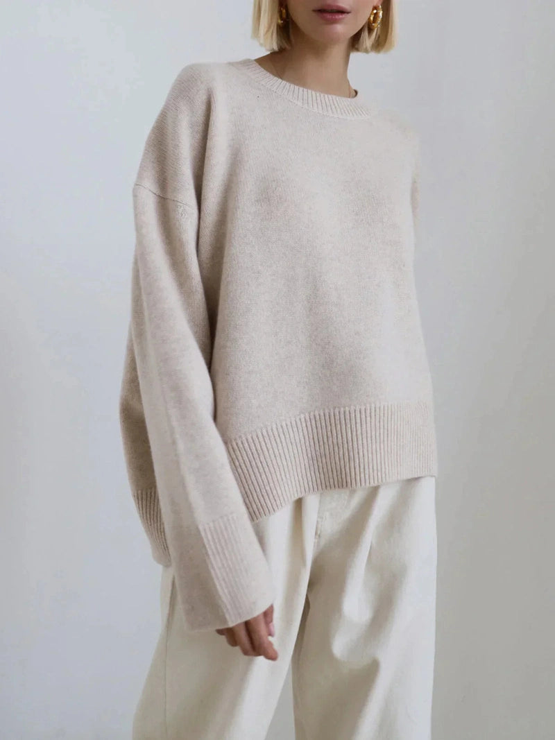 Alice – Klassisk Flowy Bluse med Rund Hals og Ribbestrikkede Mansjetter