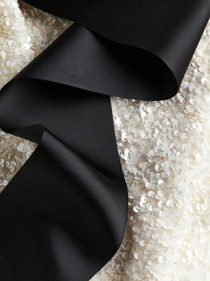 Sophie - Glitrende A-kjole med sløyfe og rund utringning